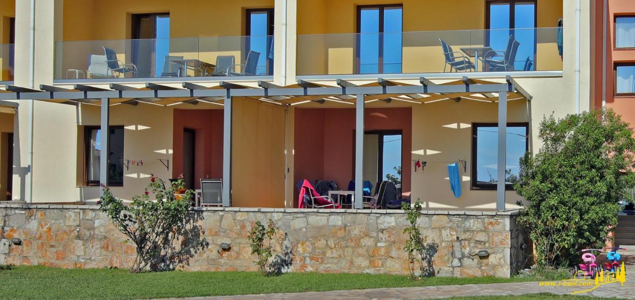 Oasis By The Sea Aparthotel Хилиаду Екстериор снимка